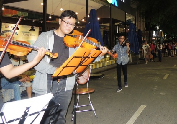 Bạn trẻ ngẫu hứng chơi nhạc cổ điển trên phố sách Sài Gòn