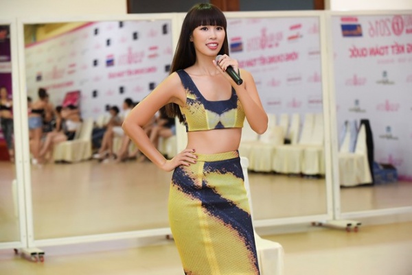 Hà Anh hướng dẫn thí sinh Hoa hậu Việt Nam đi catwalk