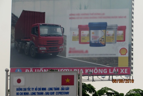 Cao tốc TP HCM - Long Thành bị đề nghị tháo biển quảng cáo vi phạm