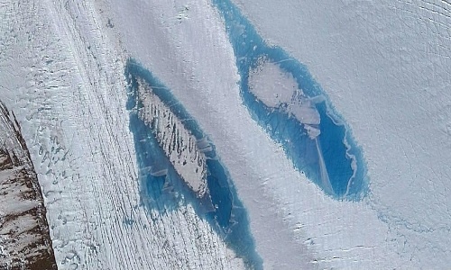 Hàng nghìn hồ xanh dương xuất hiện trên sông băng Nam Cực