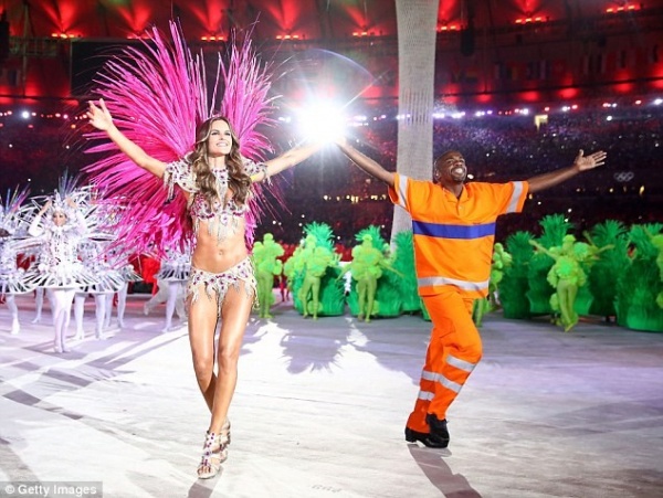 Siêu mẫu Brazil nóng bỏng tại lễ bế mạc Olympic 2016