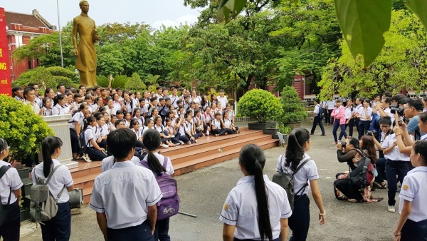 Quán quân Olympia kẹt trong “vòng vây” của học sinh Quốc học Huế