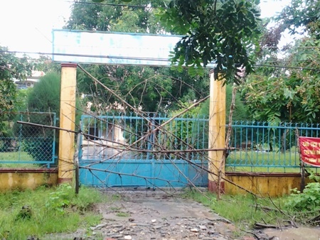 Tháo dỡ rào cổng chính để học sinh vào trường