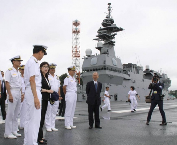 Bộ trưởng Quốc phòng Nhật Bản thăm tàu sân bay Mỹ chưa đầy một tháng sau khi nhậm chức