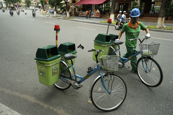 Công nhân môi trường đạp xe thu gom rác quanh hồ Gươm