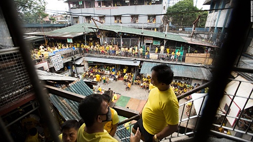 Nhà tù phạm nhân giành giật từng chỗ ngồi ở Philippines