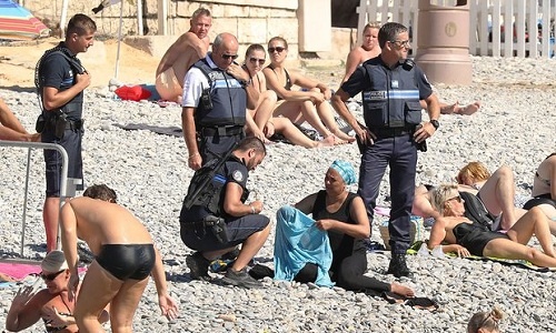 Cảnh sát Pháp yêu cầu một phụ nữ lột burkini trên bãi biển