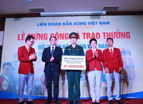 Xạ thủ Hoàng Xuân Vinh nhận thưởng gần 5 tỷ đồng