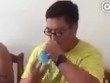Video: Người đàn ông uống hết chai nước trong vòng 1 giây