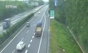 Tài xế Trung Quốc đi lùi một km trên đường cao tốc