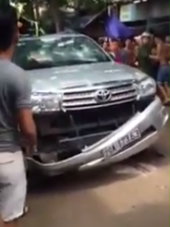 Mẹ bế con cố thủ trong ôtô, mặc người dân đập phá xe