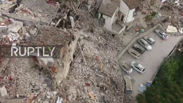 Thị trấn bị san phẳng do động đất ở Italy nhìn từ trên cao