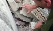 Cứu hộ trấn an phụ nữ kẹt dưới đống đổ nát sau động đất Italy