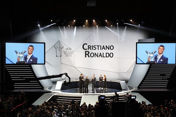 Ronaldo hào hứng ký tặng fan, cười tươi khi được vinh danh