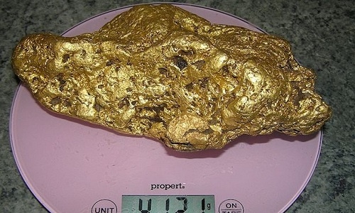 Người đàn ông Australia đào được khối vàng 4 kg