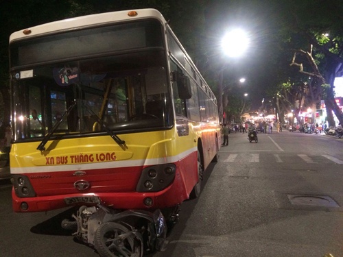 Xe bus mất lái cán chết người trên phố Hà Nội