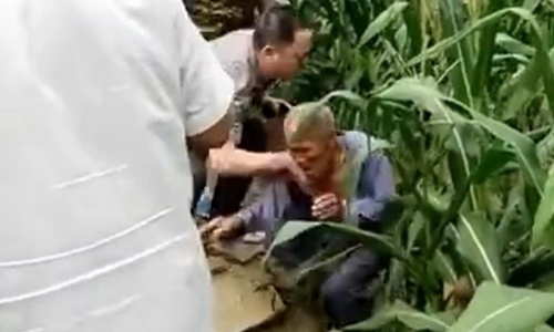 Bí thư thôn ở Trung Quốc đẩy cụ già 80 tuổi ngã gãy xương