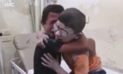 Hai cậu bé Syria nức nở vì anh trai chết do bom
