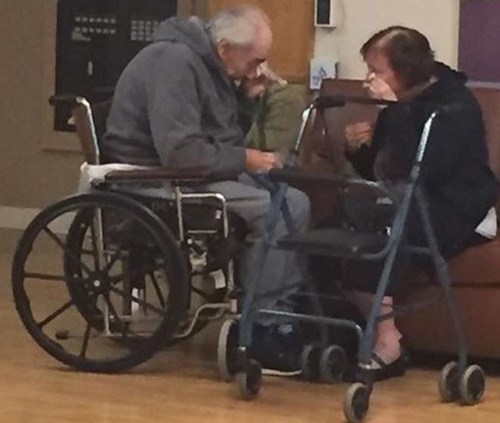 Đôi vợ chồng bịn rịn khi phải xa cách sau 62 năm chung sống