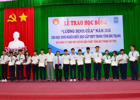 Trao học bổng Lương Định Của cho học sinh nghèo hiếu học