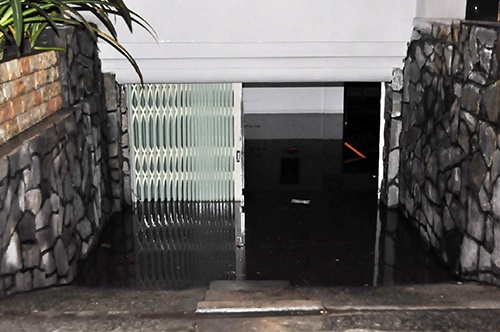 TPHCM: Trắng đêm hút nước cứu hầm cao ốc sau mưa lịch sử