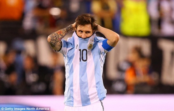 Huyền thoại Maradona chỉ trích Messi “giỏi diễn kịch”