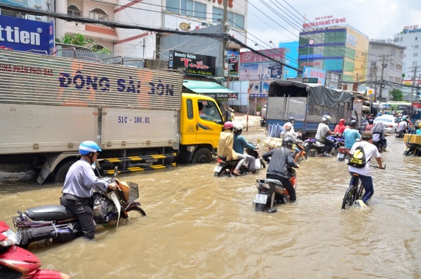 Vừa chống chọi mưa ngập “kỷ lục”, người Sài Gòn lại điêu đứng vì triều cường