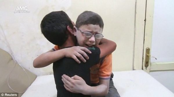 Nghẹn lòng cảnh 2 cậu bé Syria ôm nhau khóc khi biết anh trai qua đời