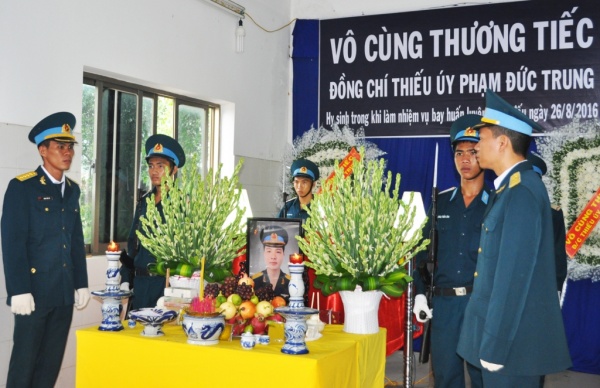 Truy tặng Huân chương Bảo vệ Tổ quốc cho phi công Phạm Đức Trung