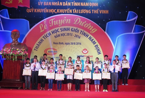 Nam Định: Trao thưởng gần 3 tỷ đồng tuyên dương học sinh và giáo viên đạt thành tích cao