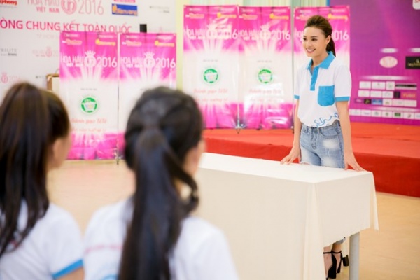 Ninh Dương Lan Ngọc hướng dẫn vũ đạo cho thí sinh HHVN