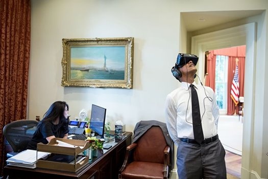 Bức ảnh tổng thống Mỹ Obama dùng thử kính thực tế ảo gây sốt cộng đồng mạng