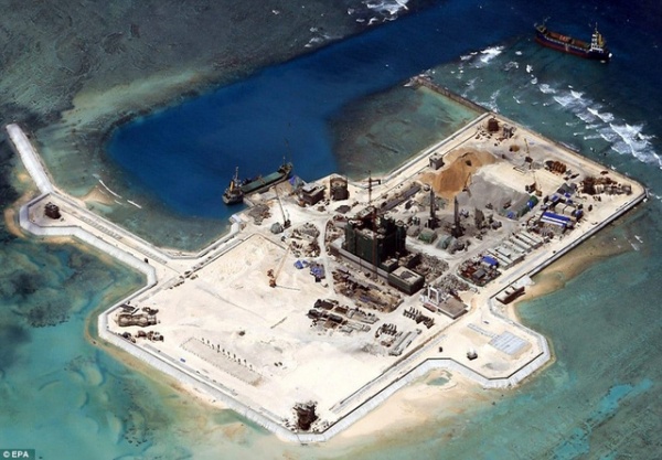 Philippines điều tra vụ Trung Quốc khai thác đất đá để xây đảo ở Biển Đông
