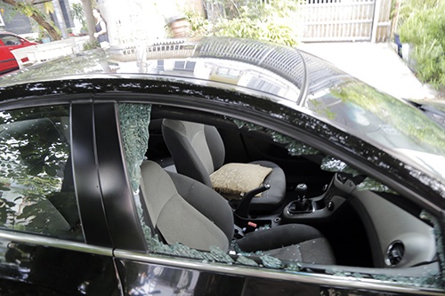 Nhiều ôtô bị đập vỡ kính trước trường mầm non