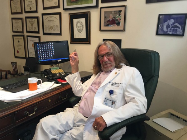 Bác sĩ riêng trần tình về thư chứng nhận sức khỏe cho tỷ phú Trump