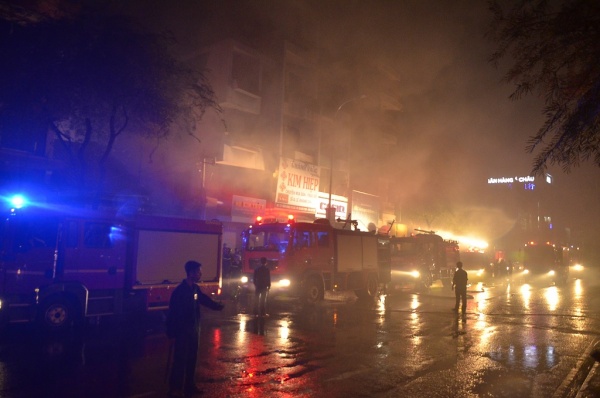 Cháy nhà trong hẻm, 2 mẹ con bị ngạt khói