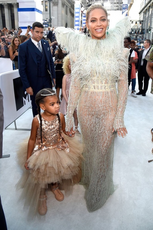Con gái Beyoncé diện váy hơn 200 triệu đồng trên thảm đỏ VMA