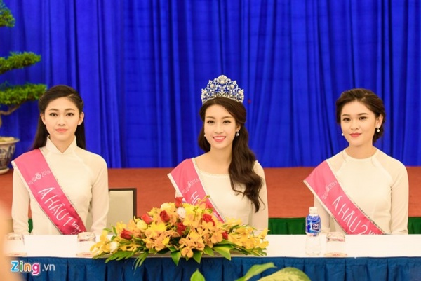 Hoa hậu Đỗ Mỹ Linh rạng rỡ bên á hậu Thanh Tú, Thùy Dung