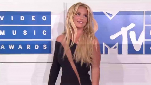 Britney mặc thiếu vải và hát nhép trên sân khấu