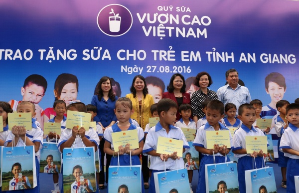 Quỹ sữa Vươn cao Việt Nam trao tặng 111.000 ly sữa cho hơn 1.200 trẻ em