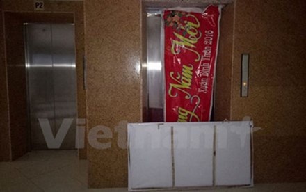 Nghi vấn rơi thang máy chung cư ở Hà Nội, 1 người mắc kẹt
