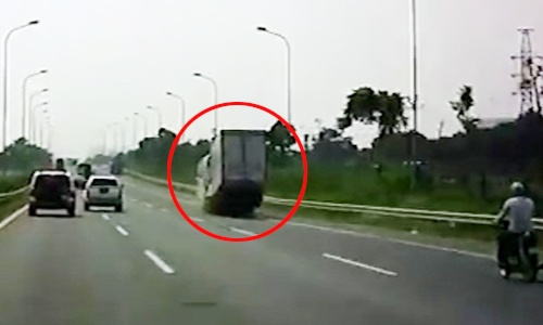 Camera chộp cảnh xe khách tạt đầu bị ôtô tải húc đuôi