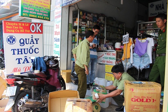 Thu giữ hàng ngàn "hàng sung sướng" mua từ chợ Kim Biên