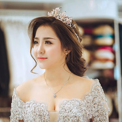 Cô vợ xinh đẹp Đà Nẵng được chồng tặng xe 7 tỷ