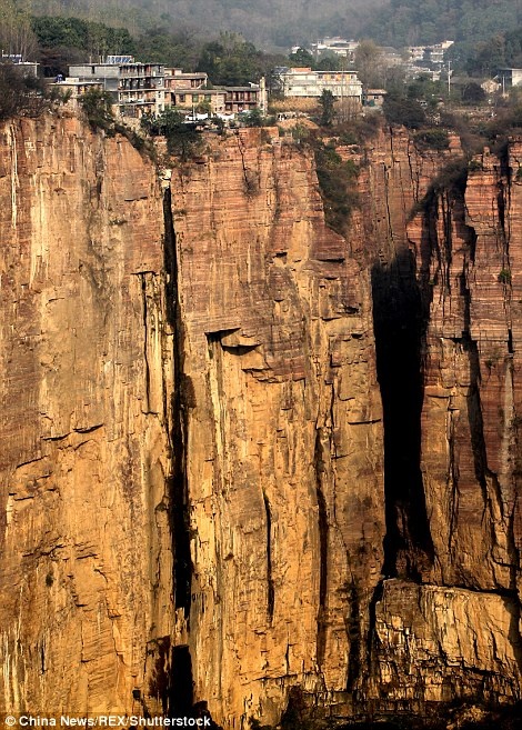 Ngôi làng nguy hiểm nhất thế giới nằm chênh vênh trên vách núi
