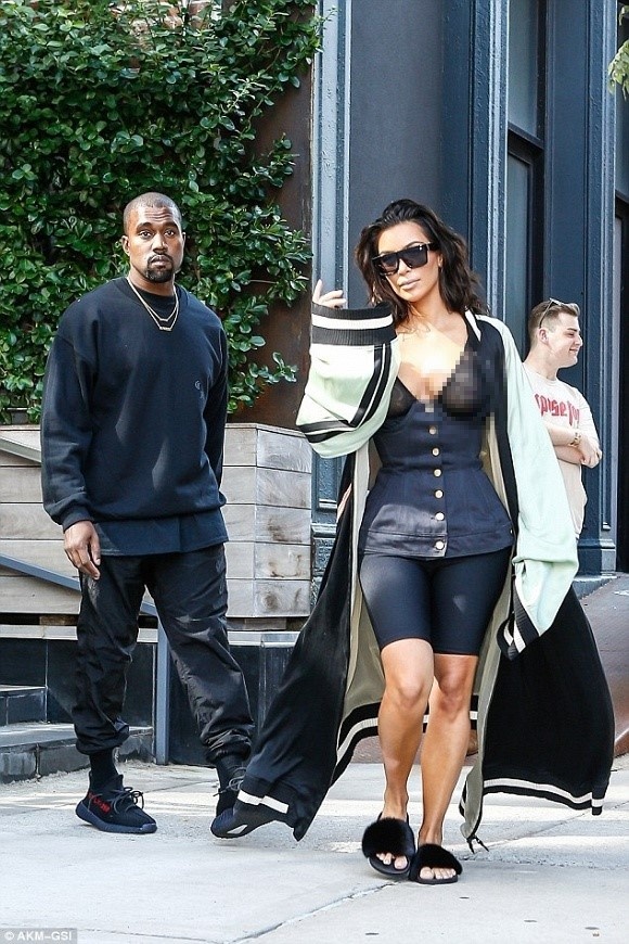 Kim Kardashian dạo phố với trang phục "thảm hoạ"