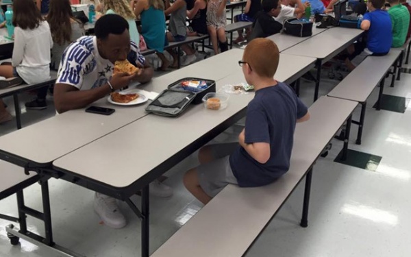 Cảm động bức ảnh ngôi sao thể thao ăn trưa cùng cậu bé tự kỷ