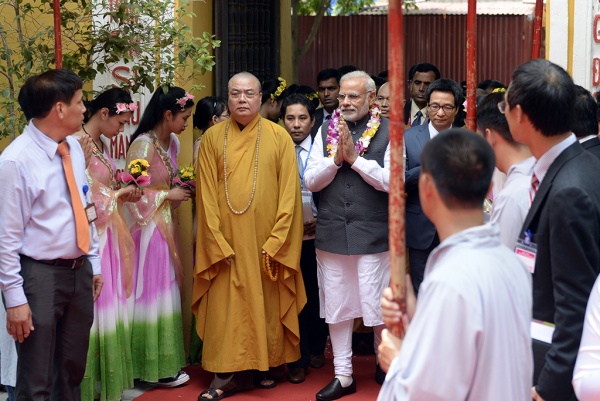 Thủ tướng Ấn Độ thành kính dâng hương tại chùa Quán Sứ