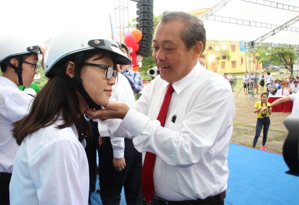 Phó Thủ tướng đội mũ bảo hiểm cho học sinh trong ngày khai giảng