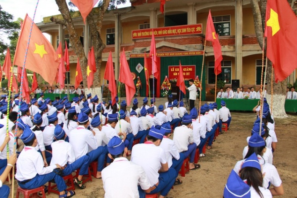 Dù cuộc sống khó khăn, học sinh Quảng Trị vẫn nô nức dự lễ khai giảng